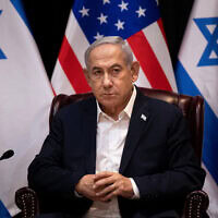 ראש הממשלה בנימין נתניהו ממתין לתחילת ישיבת קבינט המלחמה בהשתתפות נשיא ארה"ב בתל אביב, 18 באוקטובר 2023