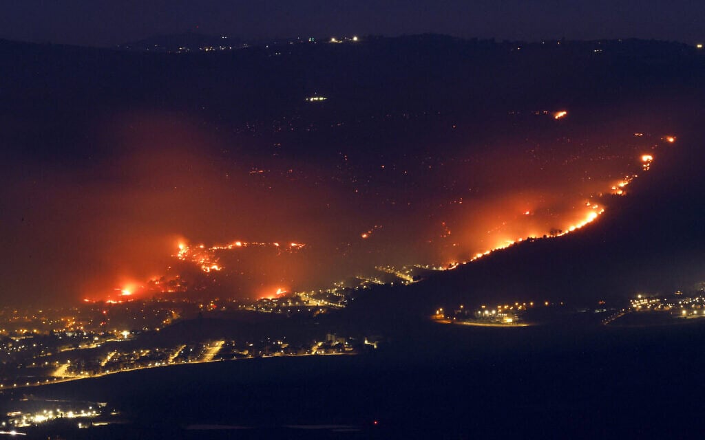 שרפת ענק באזור קריית שמונה כתוצאה משיגור רקטה מלבנון, 3 ביוני 2024 (צילום: Jalaa MAREY / AFP)