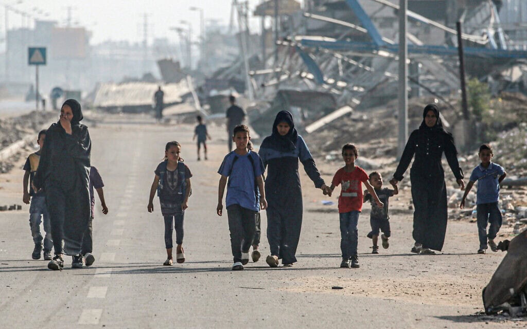 פלסטינים נמלטים ממזרח מחנה אל-בורייג' שבמרכז רצועת עזה, 5 ביוני 2024 (צילום: Bashar TALEB / AFP)