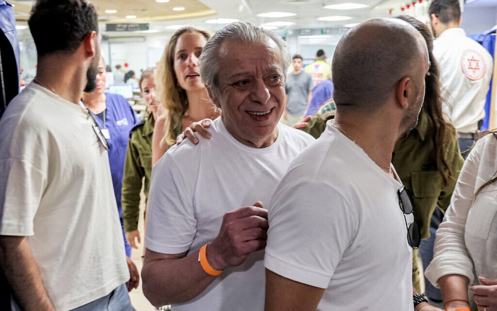 אביו של שלומי זיו ששוחרר משבי חמאס בעזה מגיע לבית חולים שיבא תל השומר לפגוש את בנו, 8 ביוני 2024 (צילום: JACK GUEZ / AFP) אביו של שלומי זיו ששוחרר משבי חמאס בעזה מגיע לבית חולים שיבא תל השומר לפגוש את בנו, 8 ביוני 2024 (צילום: JACK GUEZ / AFP)