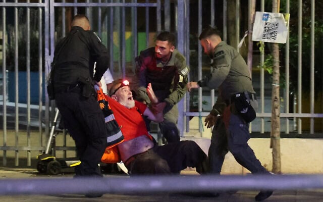 שוטרים מפנים בכוח מפגין בעד עסקת חטופים בתל אביב, 8 ביוני 2024