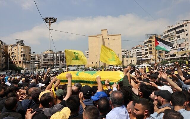 הלווייתו בביירות של בכיר חיזבאללה אבו טאלב שחוסל בתקיפת כלי טיס של חיל האוויר ליד צור. 12 ביוני 2024 (צילום: Photo by ANWAR AMRO / AFP) הלווייתו בביירות של בכיר חיזבאללה אבו טאלב שחוסל בתקיפת כלי טיס של חיל האוויר ליד צור. 12 ביוני 2024 (צילום: Photo by ANWAR AMRO / AFP)