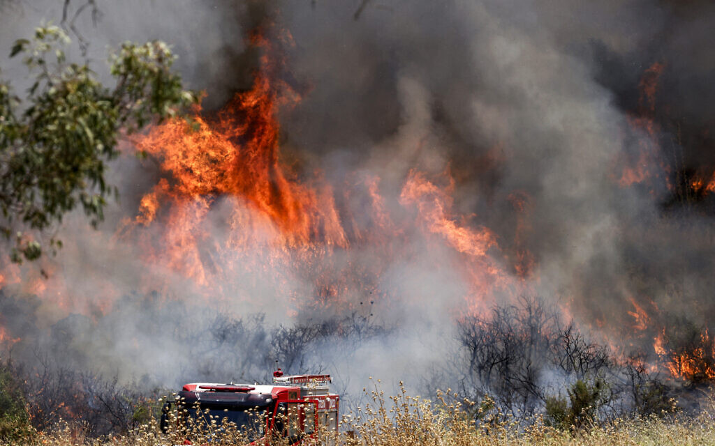 כוחות כיבוי נאבקים באש שפרצה באזור כפר סאלד אחרי הירי מלבנון, 14 ביוני 2024 (צילום: Jalaa MAREY / AFP)