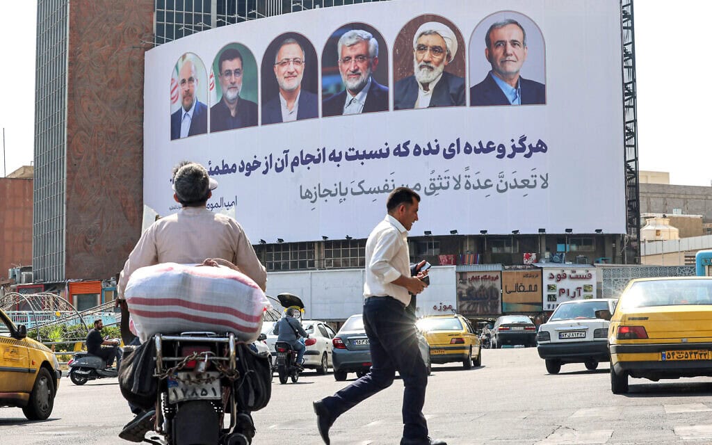 שלט חוצות בטהרן המציג את ששת המועמדים לנשיאות איראן, 15 ביוני 2024 (צילום: ATTA KENARE / AFP)