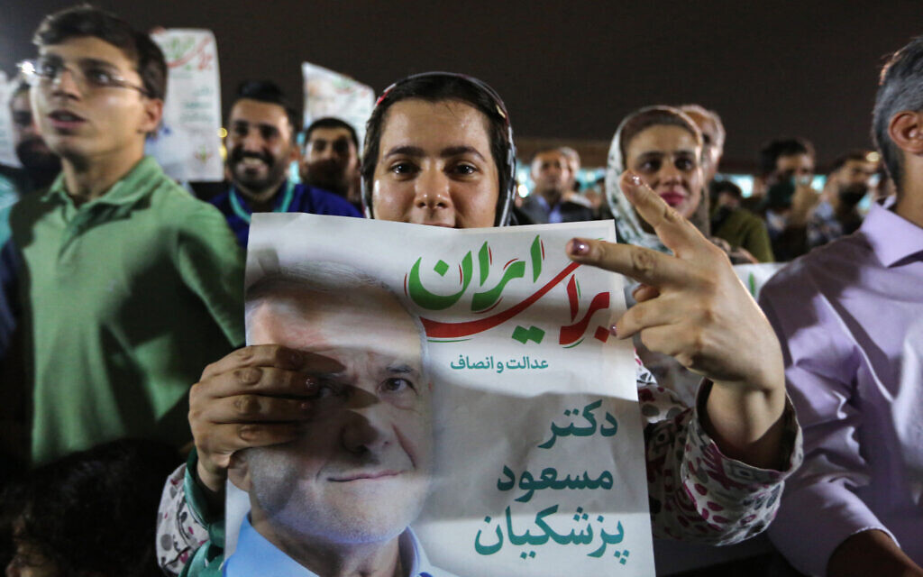 עצרת תמיכה בטהרן במועמד הרפורמי מסעוד פזשכיאן לקראת הבחירות לנשיאות באיראן, 26 ביוני 2024 (צילום: RAHEB HOMAVANDI / AFP)