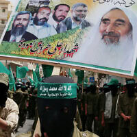 שלט עם מנהיגי חמאס שישראל חיסלה, מונף בהלוויית סגנו של השיח' יאסין שחוסל גם הוא ע"י ישראל, מאי 2004 (צילום: AP Photo/Hatem Moussa)