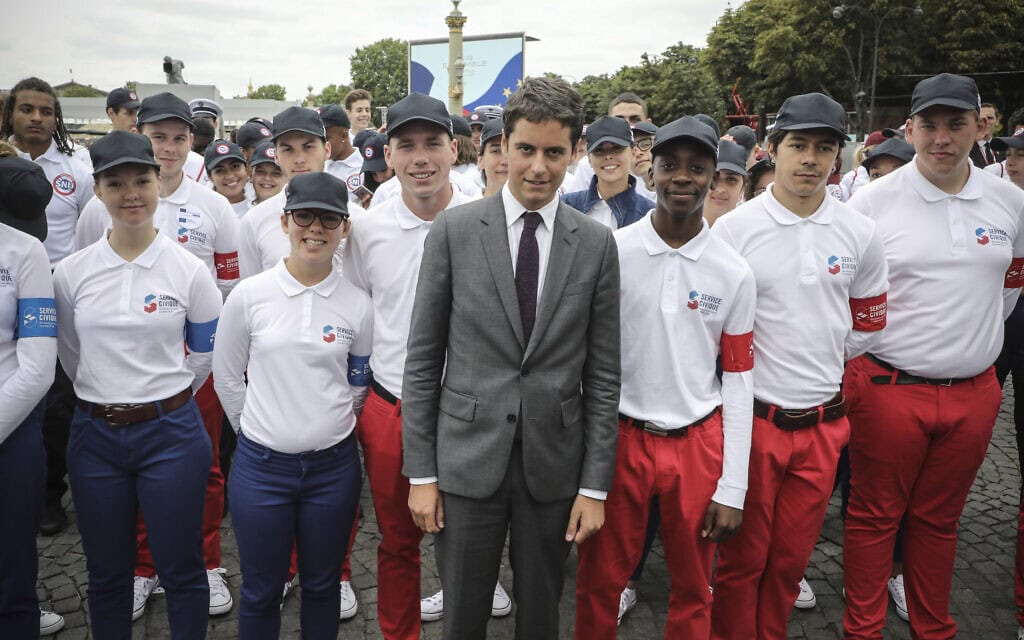 ראש ממשלת צרפת, גבריאל אטאל, ונערים צרפתים המשתתפים בתוכנית השירות הלאומי SNU (צילום: Ludovic Marin/Pool via AP, File))