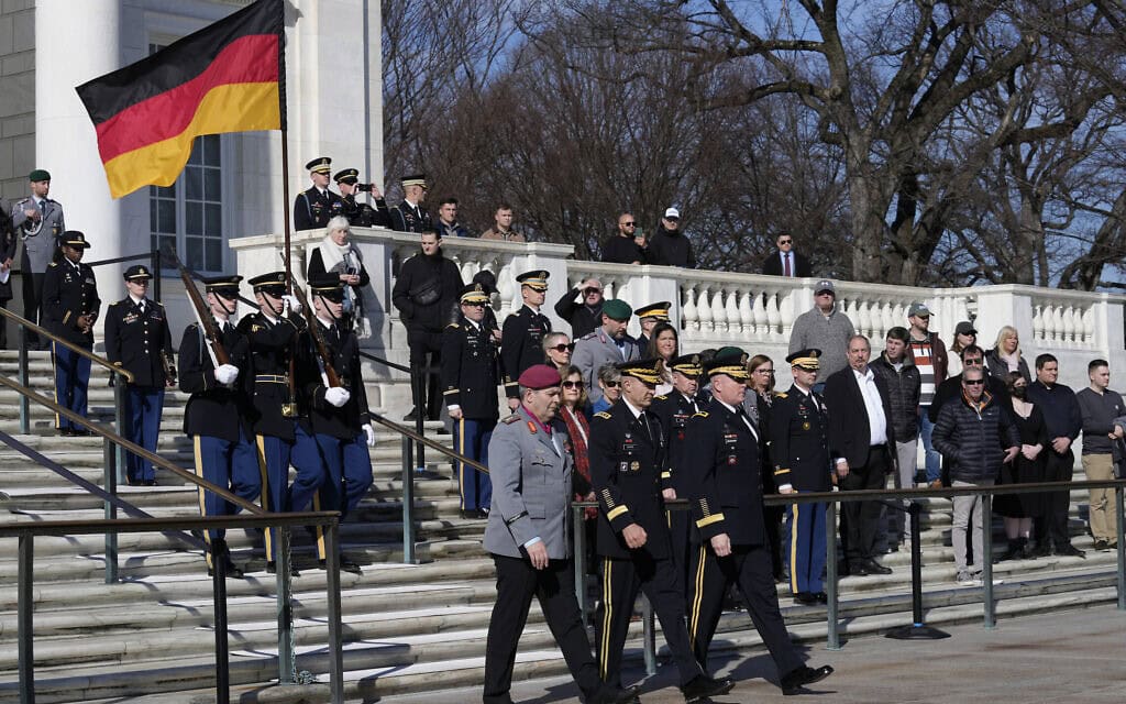 רמטכ&quot;ל צבא גרמניה, אלפונס מייס, ומפקדים בכירים בצבאות גרמניה וארה&quot;ב בטקס לזכר החייל האלמוני בארלינגטון, וירג&#039;יניה, ארה&quot;ב, פברואר 2024 (צילום: AP Photo/Susan Walsh)