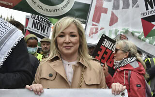 מישל אוניל, השרה הראשונה של צפון אירלנד בהפגנת תמיכה בפלסטין בלונדון, אפריל 2024 (צילום: Thomas Krych / AP)
