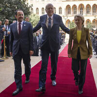ראש ממשלת לבנון נג'יב מיטאקי במרכז, משמאל נשיא קפריסין ניקוס כריסטודולידס, ונשיאת מועצת האו"ם אורסולה ואן דר ליין (צילום: AP Photo/Hassan Ammar)