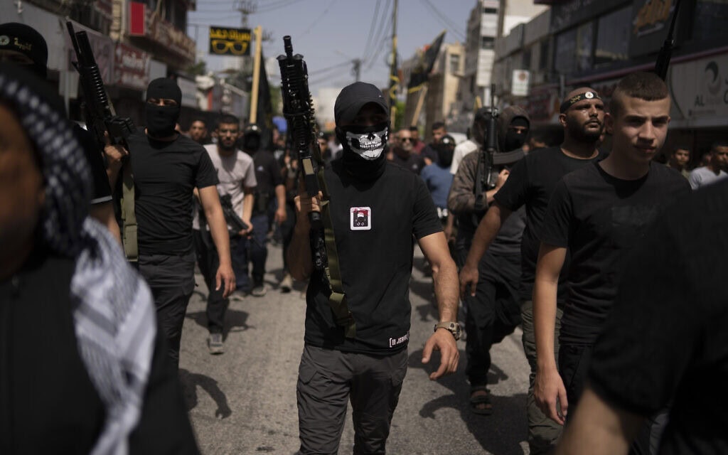 חמושים מהג&#039;יהאד האסלאמי במסע הלוויה בג&#039;נין, הגדה המערבית, 23 במאי 2024 (צילום: AP Photo/Leo Correa)