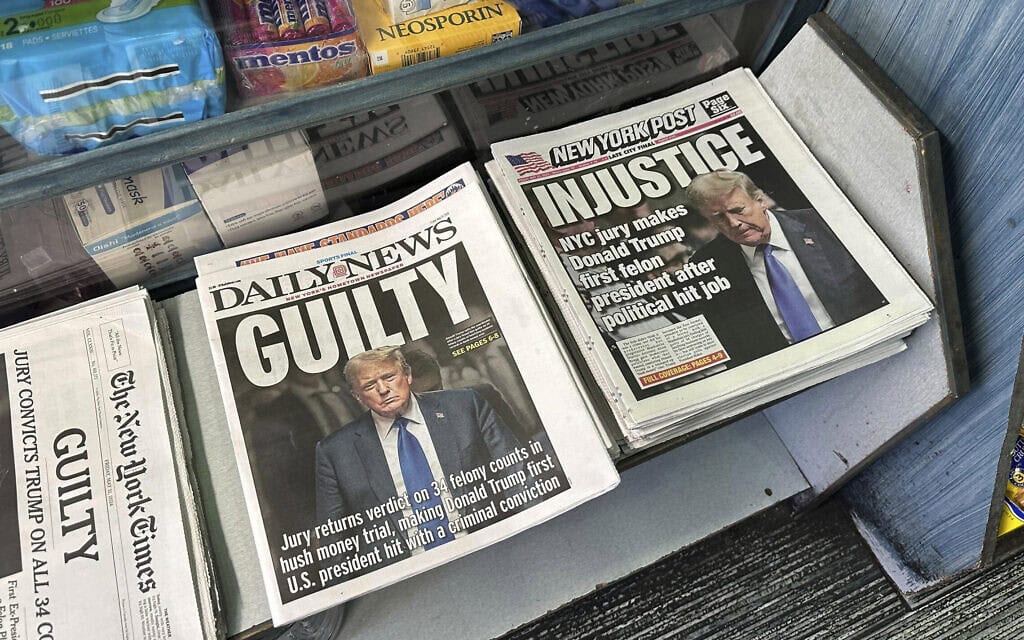 עיתונים בניו יורק למוחרת הרשעתו של דונלד טראמפ במשפט די השתיקה ששילם לסטורמי דניאלס, 31 במאי 2024 (צילום: AP Photo/Ruth Brown)