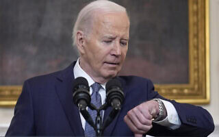 נשיא ארה"ב ג'ו ביידן מתבונן בשעונו, 31 במאי 2024 (צילום: AP Photo/Evan Vucci)