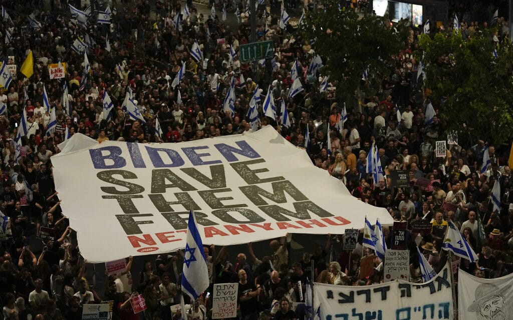 מפגינים נגד הממשלה ולמען עסקת חטופים נושאים שלט "ביידן הצל אותם מנתניהו". 1 ביוני 2024 (צילום: AP Photo/Maya Alleruzzo)
