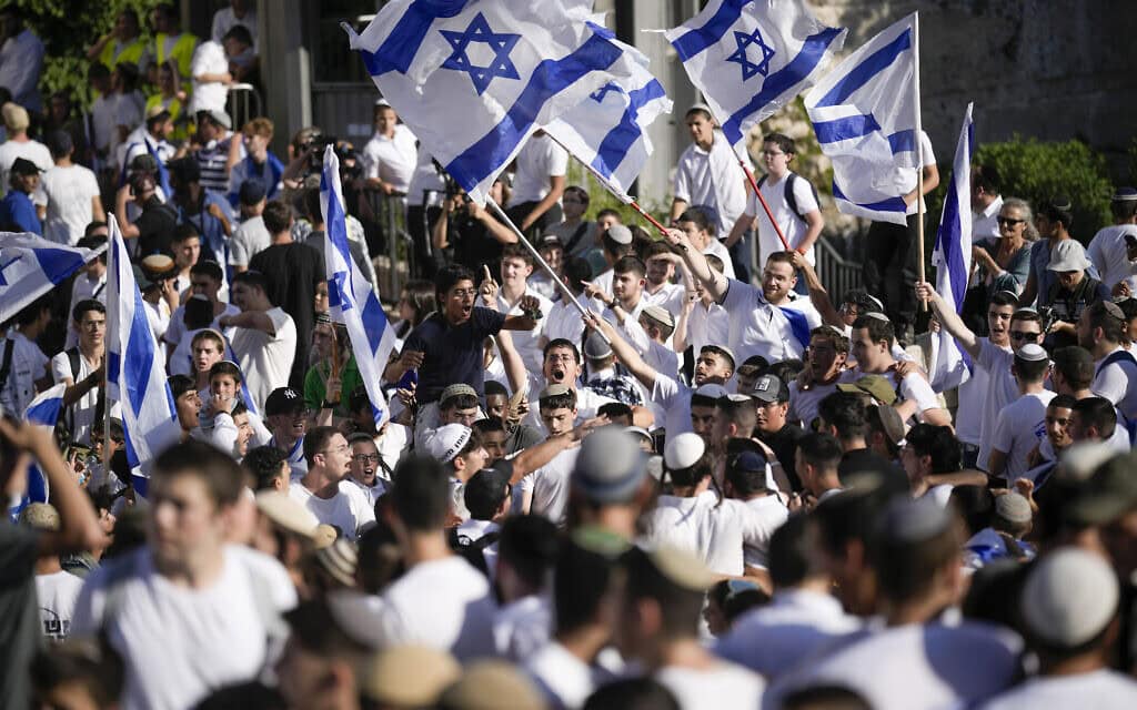 משתתפי מצעד הדגלים ליד שער שכם בירושלים, 5 ביוני 2024 (צילום: AP Photo/Leo Correa)