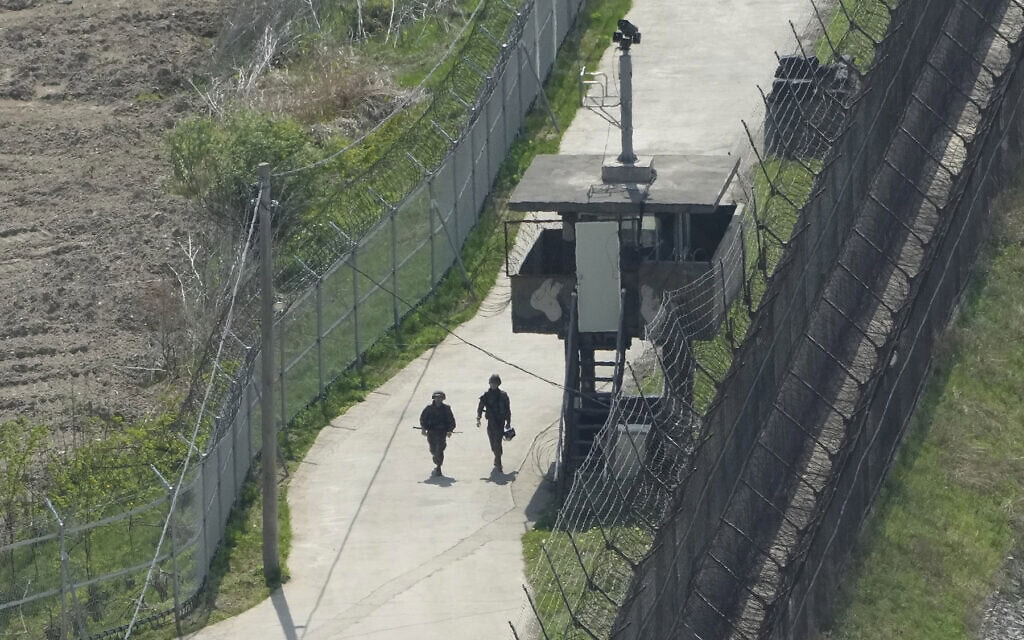 חיילי דרום קוריאה מפטרלים לאורך הגבול עם הצפון, אפריל 2024 (צילום: AP Photo/Ahn Young-joon) חיילי דרום קוריאה מפטרלים לאורך הגבול עם הצפון, אפריל 2024 (צילום: AP Photo/Ahn Young-joon)