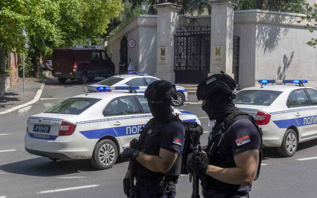 שוטרים בבלגרד, בקרבת שגרירות ישראל בסרביה, לאחר ששוטר הותקף במקום בחץ וקשת, 29 ביוני 2024 (צילום: AP Photo/Marko Drobnjakovic)