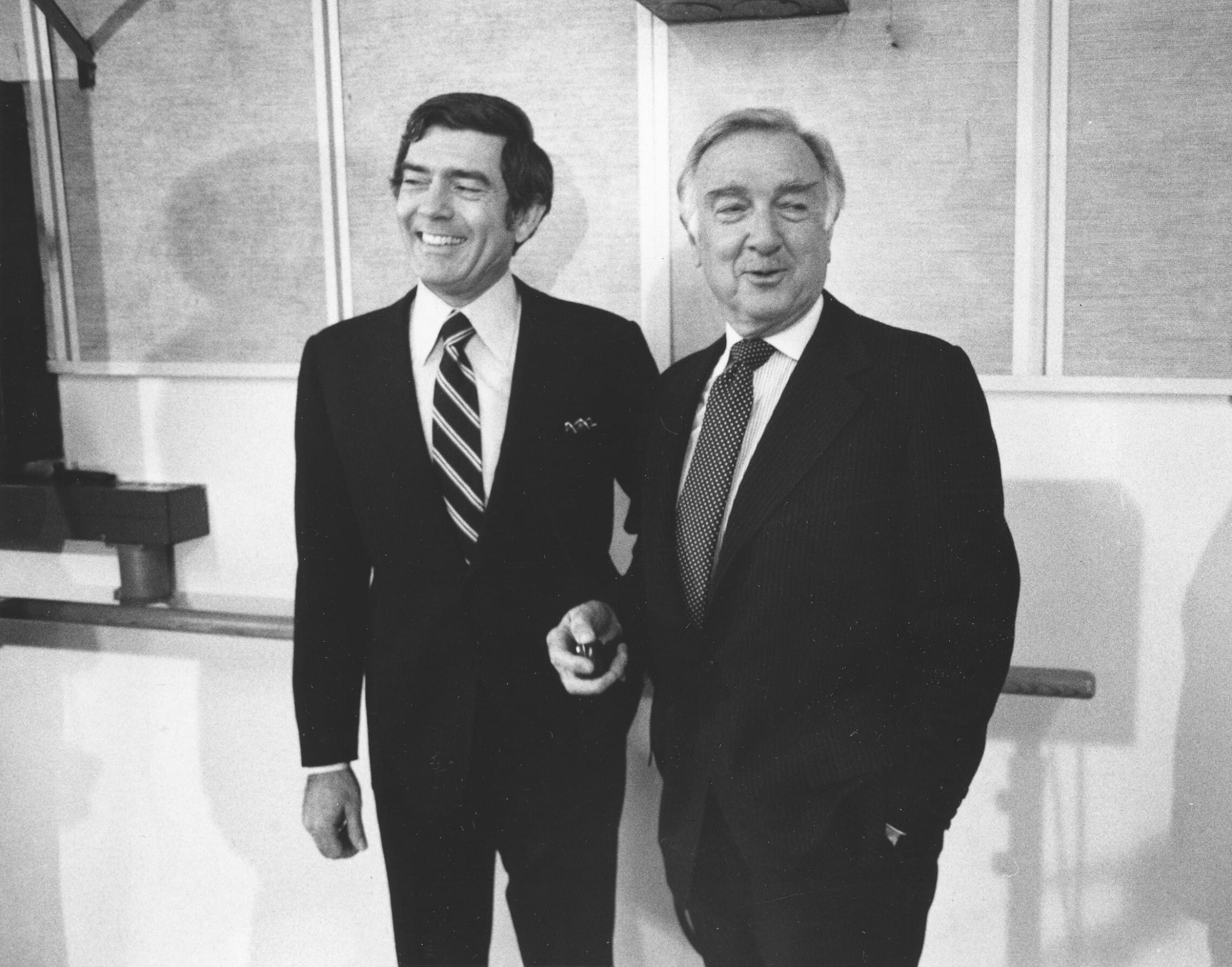 דן ראד&#039;ר עם וולטר קרונקייט במסיבת העיתונאים בה הודיעו כי ראד&#039;ר ייכנס לנעליו של קרונקייט כמגיש חדשות סי-בי-אס, פברואר 1980