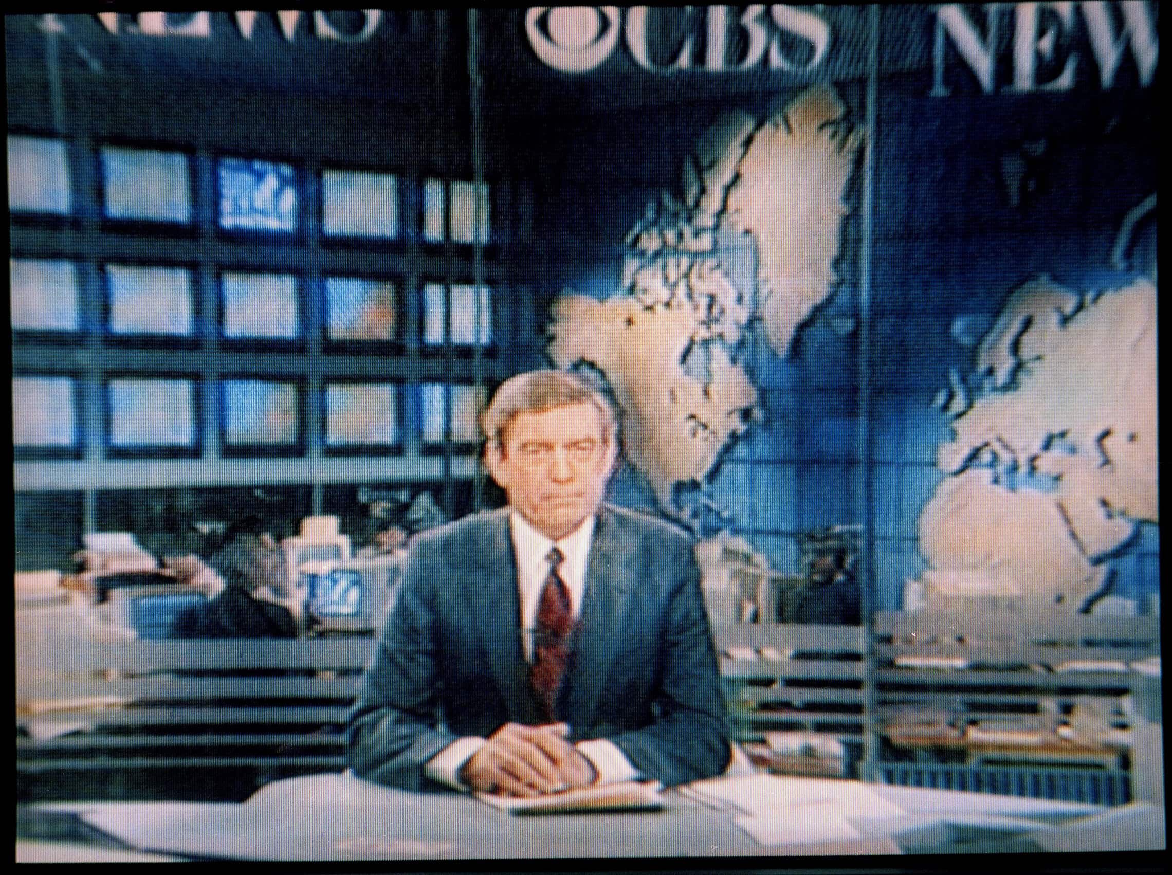 מגיש החדשות דן ראד&#039;ר מגיש את חדשות הערב של רשת CBS ב-1991 (צילום: AP Photo/Mario Suriani)