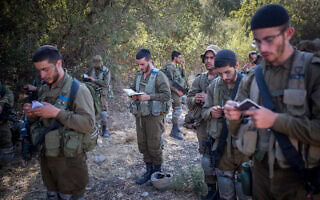 חיילים דתיים מתפללים במהלך אימון, אילוסטרציה (צילום: יונתן זינדל/פלאש90)