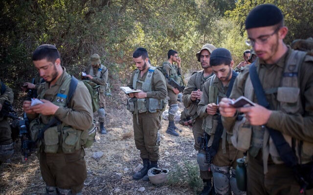 חיילים דתיים מתפללים במהלך אימון, אילוסטרציה