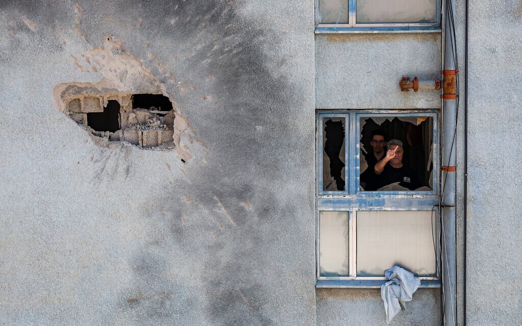 בניין בקרית שמונה שנפגע מטיל של חזבאללה, 11 בפברואר 2024 (צילום: דוד כהן/פלאש90)