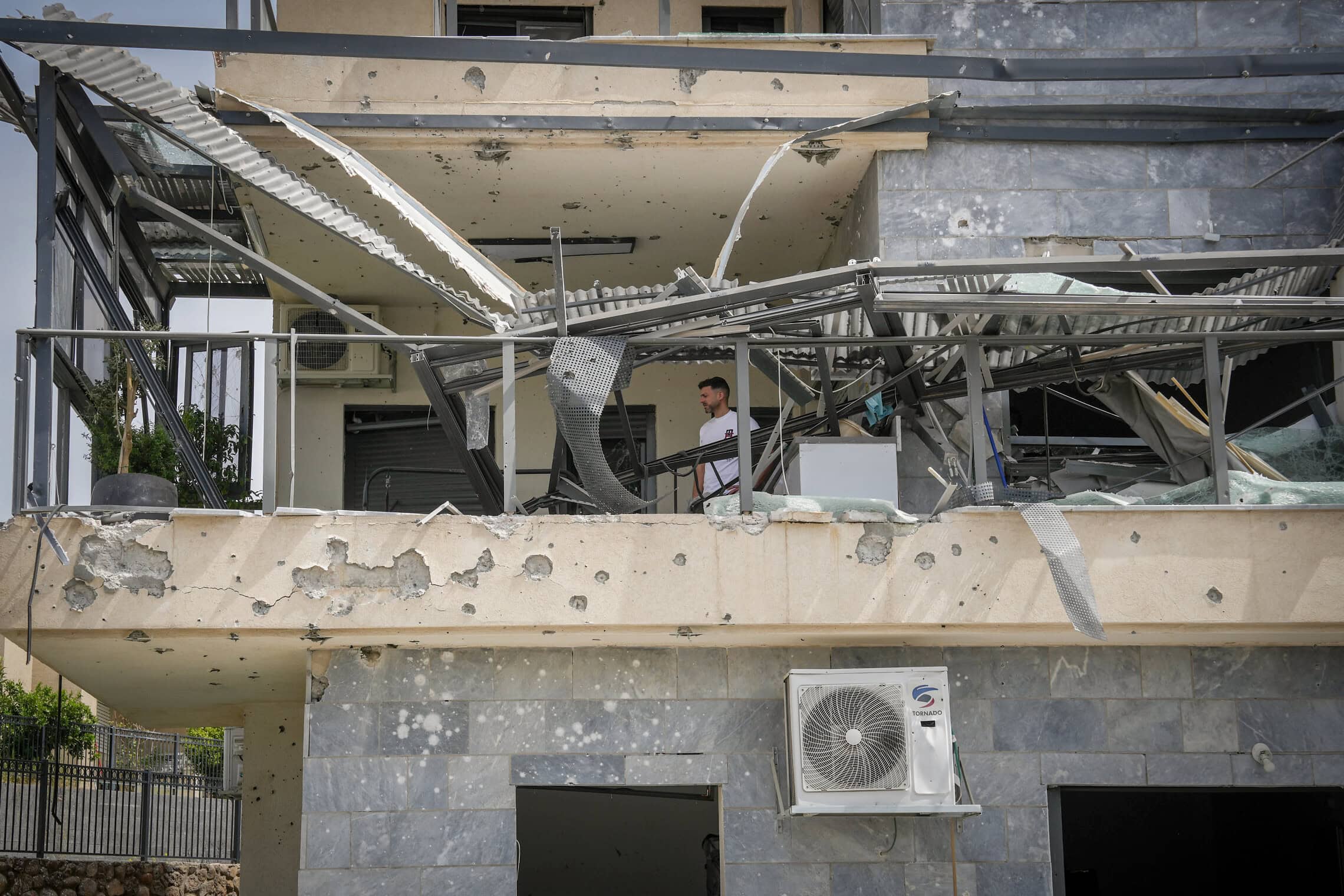 כוחות הביטחון בוחנים את הנזק בקרית שמונה, 27 במרץ 2024 (צילום: אייל מרגולין/פלאש90)