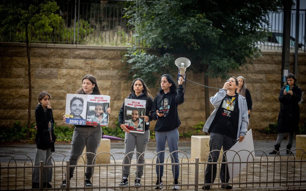 משפחות של מתן צנגאוקר, המוחזק בידי חמאס בעזה, מפגינה מחוץ לביתו של יו&quot;ר ש&quot;ס אריה דרעי, 6 במאי 2024 (צילום: חיים גולדברג/פלאש90)