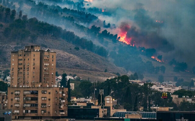 שריפה גדולה שנגרמה מרקטות שנורו מלבנון, קריית שמונה, 3 ביוני 2024 (צילום: אייל מרגולין/פלאש90)