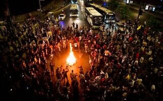 .הפגנה ליד הקריה בתל אביב אחרי ההכרזה על מות ארבעת החטופים בשבי, יוני 2024 (צילום: Avshalom Sassoni/Flash90) .הפגנה ליד הקריה בתל אביב אחרי ההכרזה על מות ארבעת החטופים בשבי, יוני 2024 (צילום: Avshalom Sassoni/Flash90)