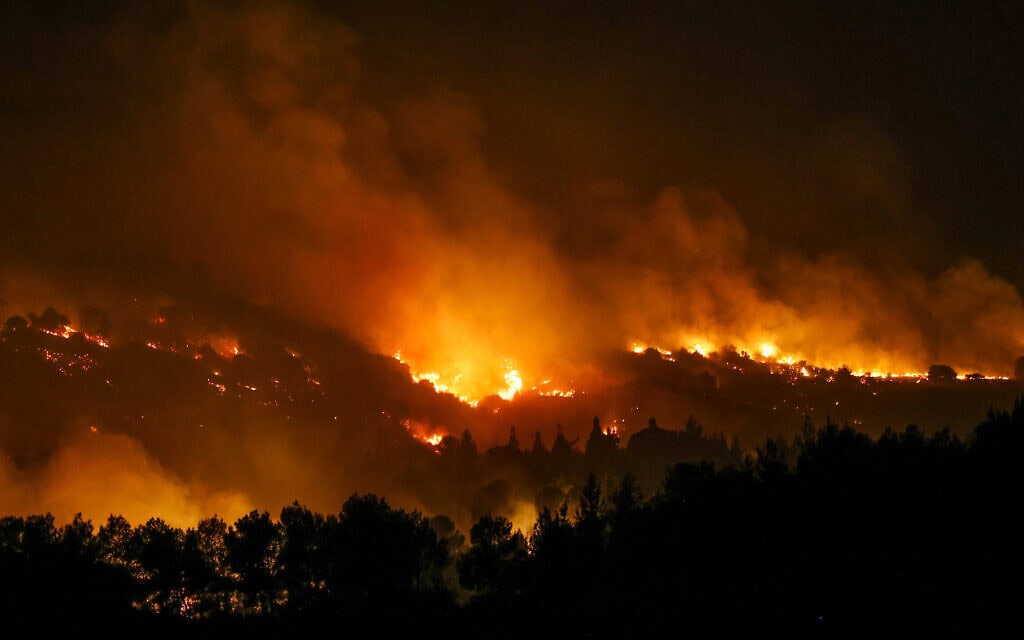 שרפת ענק באזור קריית שמונה כתוצאה משיגור רקטה מלבנון, 3 ביוני 2024 (צילום: דוד כהן/פלאש90)