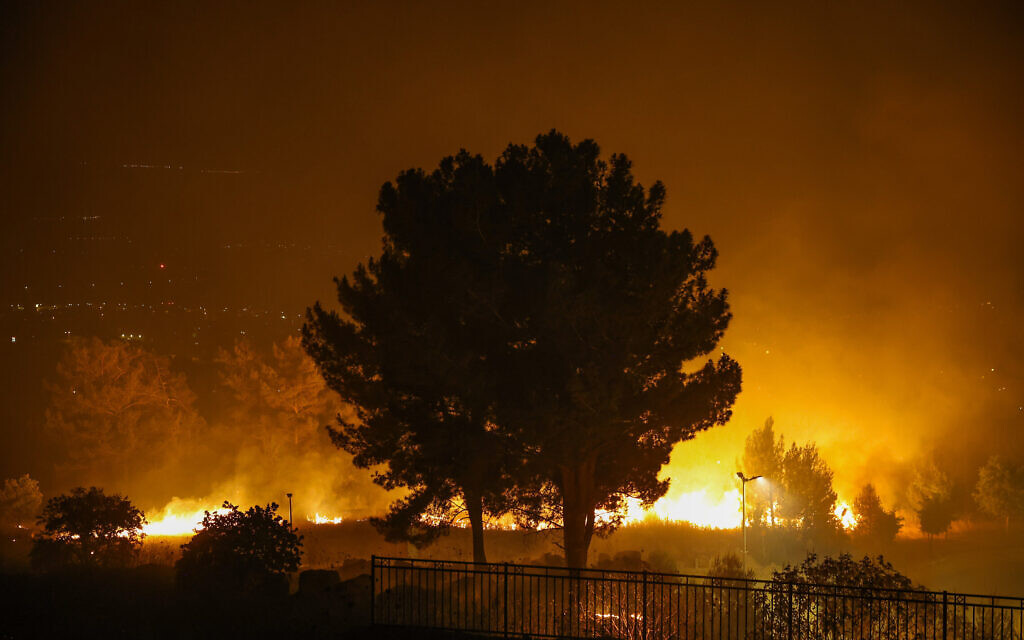 שרפה בקרית שמונה בעקבות ירי חזבאללה, 3 ביוני 2024 (צילום: דוד כהן/פלאש90)