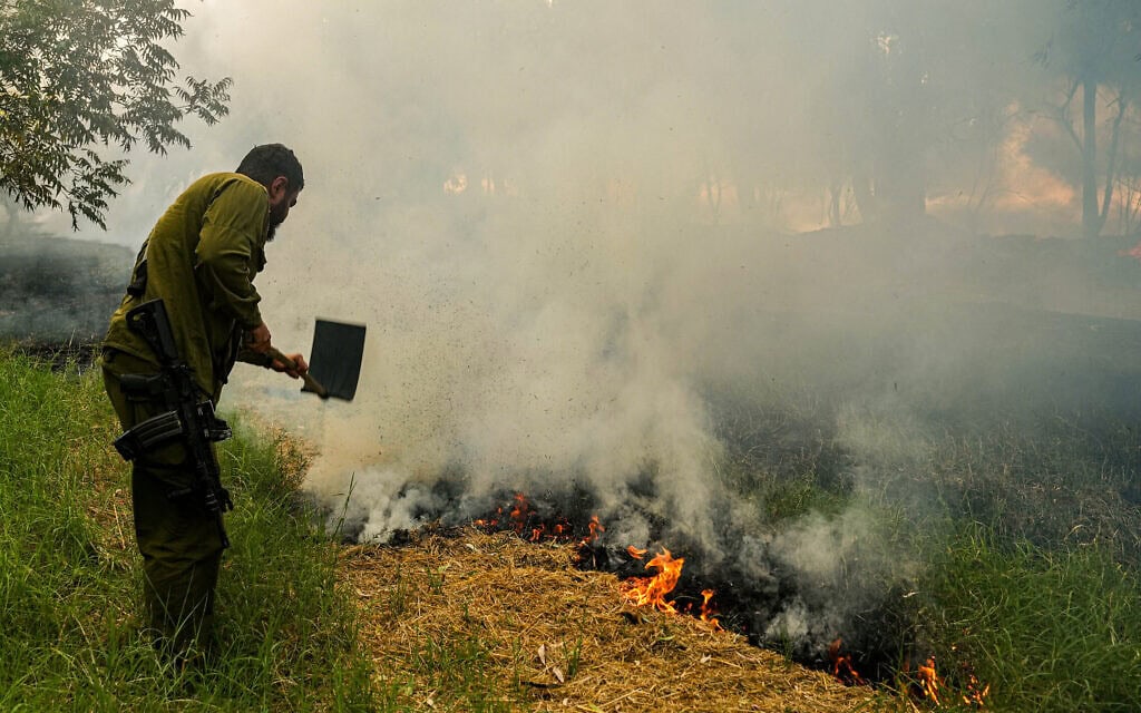חברי כיתת כוננות נאבקים בשרפה באצבע הגליל עקב ירי רקטות מלבנון, 4 ביוני 2024 (צילום: אייל מרגולין/פלאש 90) חברי כיתת כוננות נאבקים בשרפה באצבע הגליל עקב ירי רקטות מלבנון, 4 ביוני 2024 (צילום: אייל מרגולין/פלאש 90)