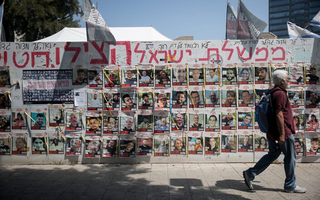 תמונות החטופים, המוחזקים ברצועת עזה, במרכז תל אביב, 4 ביוני 2024 (צילום: מרים אלסטר/פלאש90)