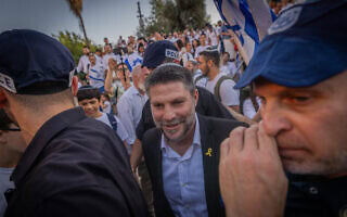 שר האוצר בצלאל סטמוריץ' במצעד הדגלים בירושלים, 5 ביוני 2024 (צילום: חיים גולדברג/פלאש90)