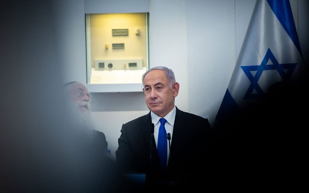 ראש הממשלה בנימין נתניהו בישיבת הממשלה במוזיאון ארצות המקרא בירושלים, 5 ביוני 2024 (צילום: יונתן זינדל/פלאש90)