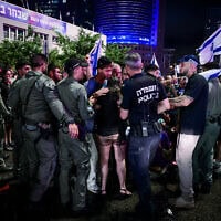כוחות משטרה מול מפגינים לשחרור החטופים ליד הקריה בתל אביב, יוני 2024 (צילום: אבשלום ששוני/פלאש90)