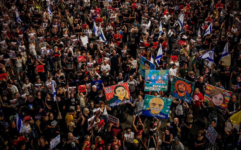 מפגינים מוחים בתל אביב בקריאה לשחרר את החטופים המוחזקים ברצועת עזה, 8 ביוני 2024 (צילום: מרים אלסטר/פלאש90)
