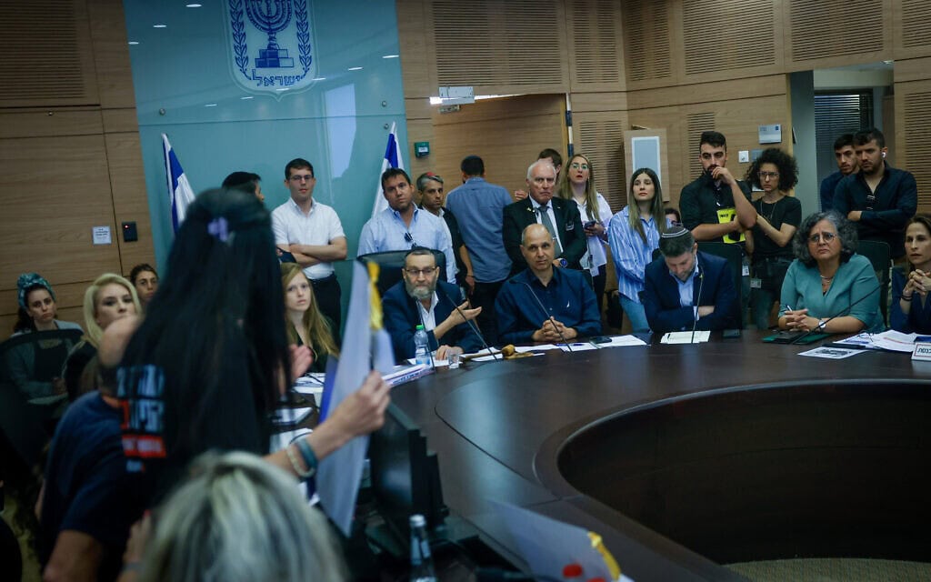 עימות בין בצלאל סמוטריץ למשפחות חטופים בוועדת הכספים בכנסת, 10 ביוני 2024 (צילום: Chaim Goldberg/Flash90) עימות בין בצלאל סמוטריץ למשפחות חטופים בוועדת הכספים בכנסת, 10 ביוני 2024 (צילום: Chaim Goldberg/Flash90)