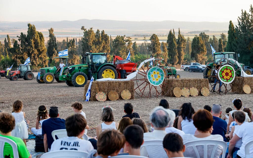 חגיגת שבועות בקיבוץ שריד בעמק יזרעאל. 11 ביוני 2024 (צילום: יוסי זמיר/פלאש90) חגיגת שבועות בקיבוץ שריד בעמק יזרעאל. 11 ביוני 2024 (צילום: יוסי זמיר/פלאש90)