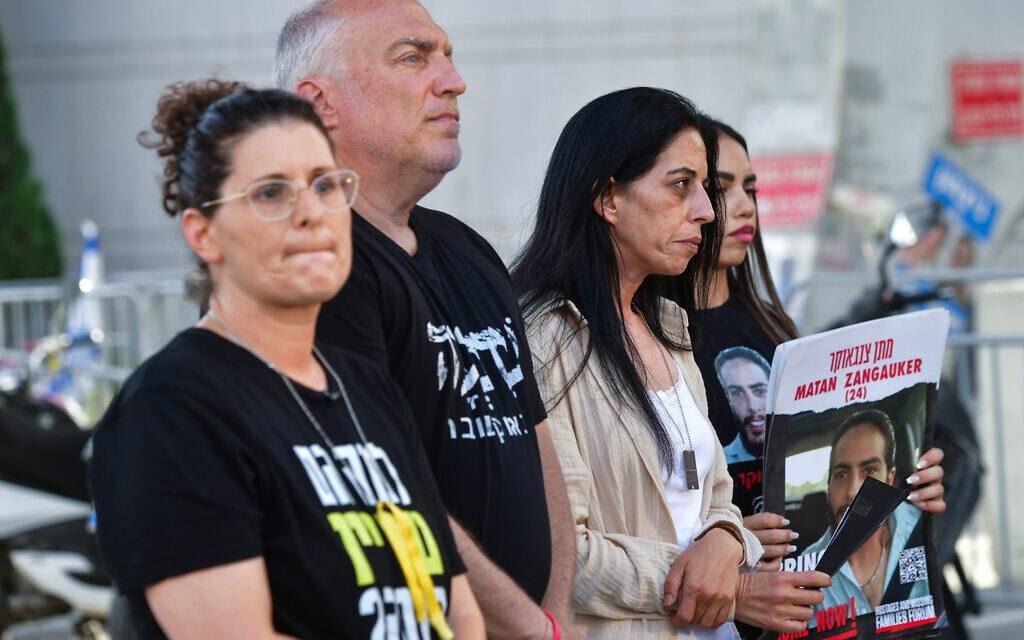 עינב צנגאוקר רוני אשל ואיילה מצגר בהצהרה לתקשורת. 15 ביוני 2024 (צילום: אבשלום ששוני/פלאש90) עינב צנגאוקר רוני אשל ואיילה מצגר בהצהרה לתקשורת. 15 ביוני 2024 (צילום: אבשלום ששוני/פלאש90)
