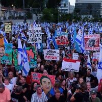 מפגינים נגד הממשלה ולמען החזרת החטופים, מול הקרייה בתל אביב, 15 ביוני 2024 (צילום: תומר נויברג/פלאש90)