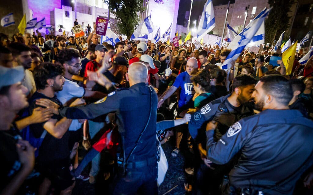 מפגינים נגד הממשלה ושוטרים בירושלים. 30 ביוני 2024 (צילום: יוסי זמיר/פלאש90)