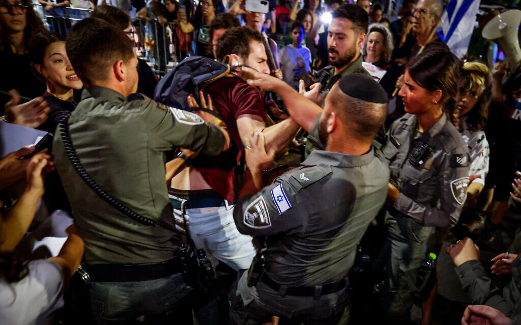 שוטרים מתעמתים באלימות עם מפגינים בירושלים, 29 ביוני 2024 (צילום: יוסי זמיר/פלאש90)