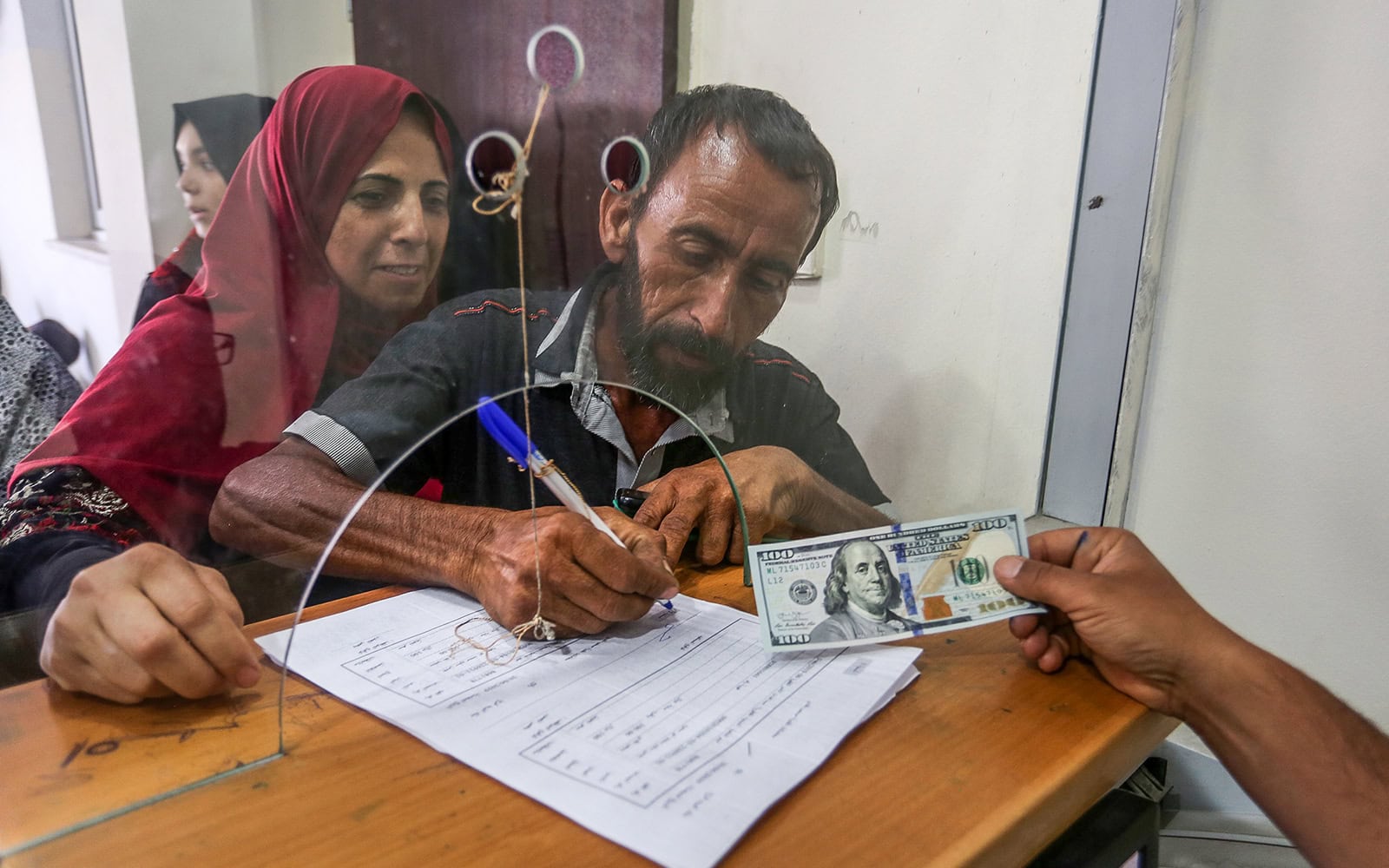פלסטינים מקבלים סיוע כספי מקטאר בסניף דואר בעיר עזה, 20 ביוני 2019 (צילום: ) (צילום: עבד רחים ח&#039;טיב/פלאש90)