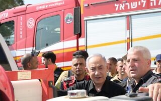 ראש הממשלה בנימין נתניהו על רקע כבאית בביקור בצפון. 5 ביוני 2024 (צילום: עמוס בן גרשום/לע"מ) ראש הממשלה בנימין נתניהו על רקע כבאית בביקור בצפון. 5 ביוני 2024 (צילום: עמוס בן גרשום/לע"מ)