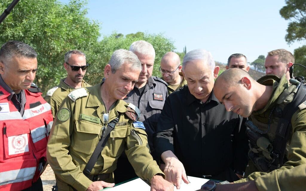ראש הממשלה בנימין נתניהו מקבל סקירה ממפקד חטיבה 769 אל"ם אברהם מרציאנו ומפקד מכלול עורף פצ"ן, תא"ל (מיל') אלון פרידמן בביקור בצפון. 5 ביוני 2024 (צילום: עמוס בן גרשום/לע"מ) ראש הממשלה בנימין נתניהו מקבל סקירה ממפקד חטיבה 769 אל"ם אברהם מרציאנו ומפקד מכלול עורף פצ"ן, תא"ל (מיל') אלון פרידמן בביקור בצפון. 5 ביוני 2024 (צילום: עמוס בן גרשום/לע"מ)