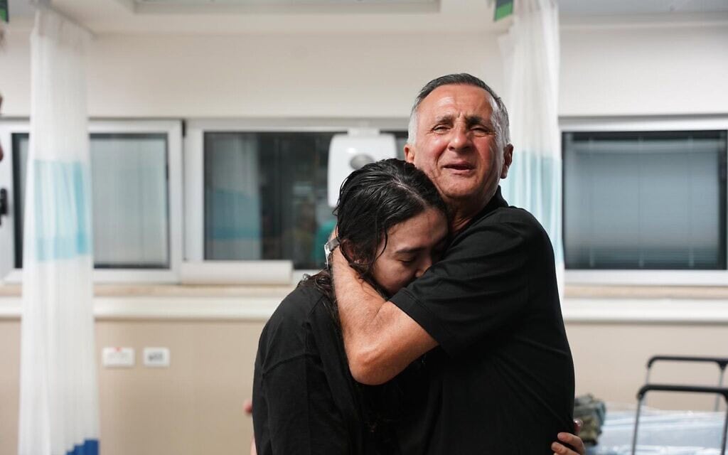 נעה ארגמני פוגשת את אביה יעקב בבית חולים שיבא תל השומר אחרי שחרורה משבי חמאס בעזה, 8 ביוני 2024 (צילום: דובר צה"ל)