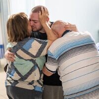 אלמוג מאיר פוגש את משפחתו בבית חולים שיבא תל השומר אחרי שחרורו משבי חמאס בעזה, 8 ביוני 2024 (צילום: דובר צה"ל) אלמוג מאיר פוגש את משפחתו בבית חולים שיבא תל השומר אחרי שחרורו משבי חמאס בעזה, 8 ביוני 2024 (צילום: דובר צה"ל)