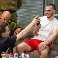 אנדריי קוזלוב בבית חולים שיבא תל השומר אחרי שחרורו משבי חמאס בעזה, 8 ביוני 2024 (צילום: דובר צה"ל) אנדריי קוזלוב בבית חולים שיבא תל השומר אחרי שחרורו משבי חמאס בעזה, 8 ביוני 2024 (צילום: דובר צה"ל)
